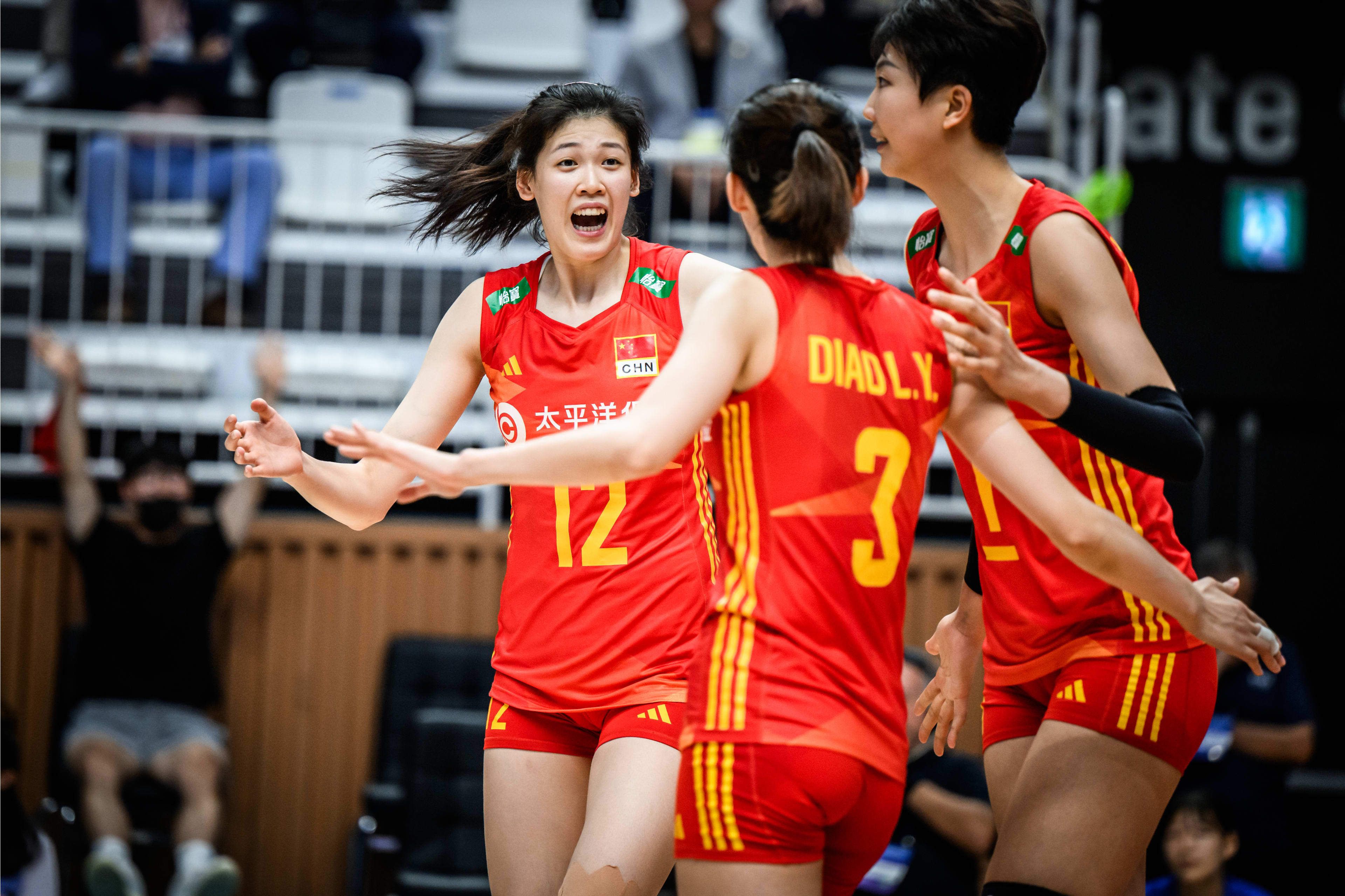 休息归来绿军迅速找回状态，塔图姆和波尔津吉斯联手拿下23分，绿军轰出净胜19分的表现直接抹平分差；末节场面跌宕起伏，波尔津吉斯最后时刻连拿8分一度为绿军拿到6分领先，不过顽强的活塞依靠博格达诺维奇的补篮将比赛拖入加时。